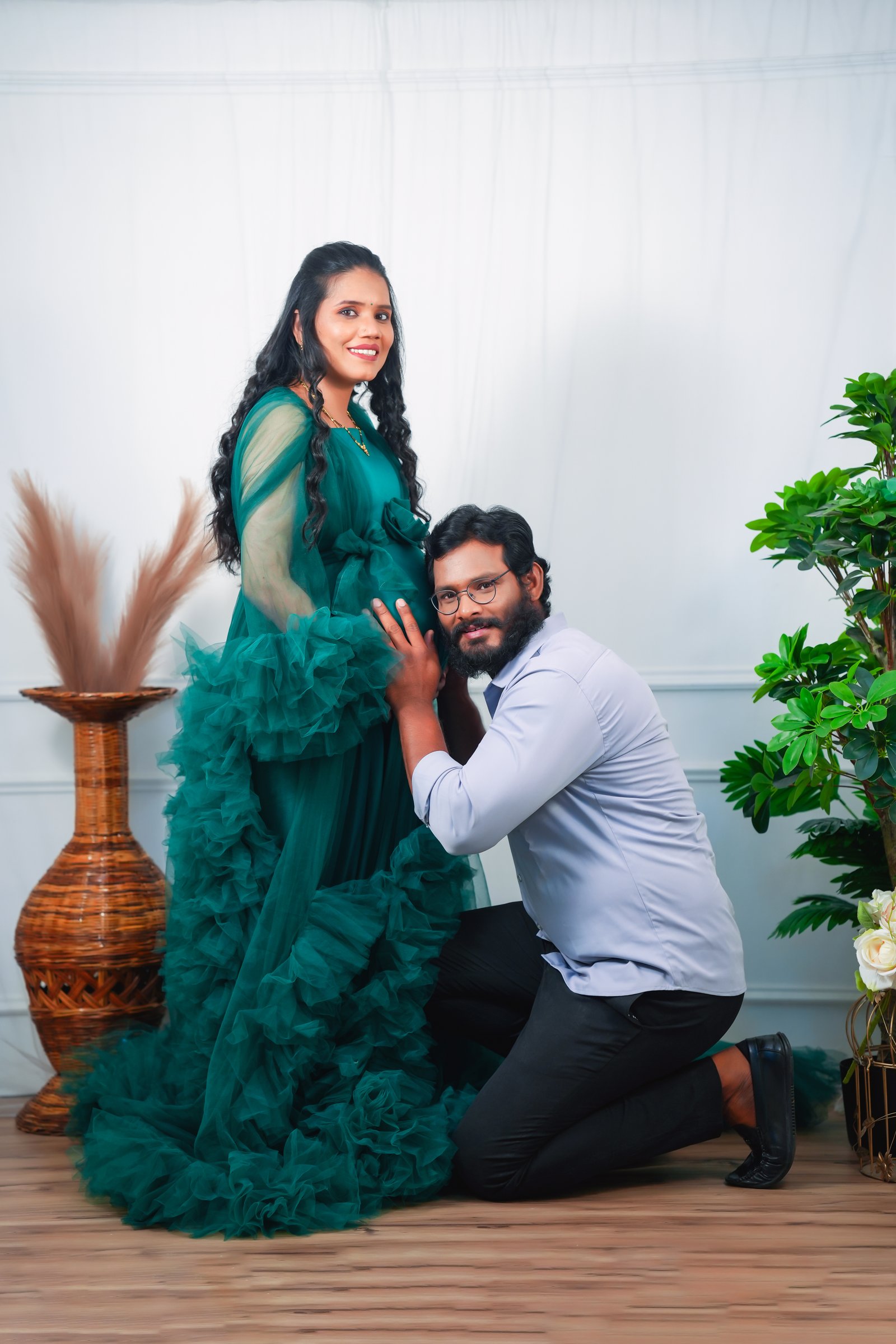 Representative maternity photography: Timeless Elegance